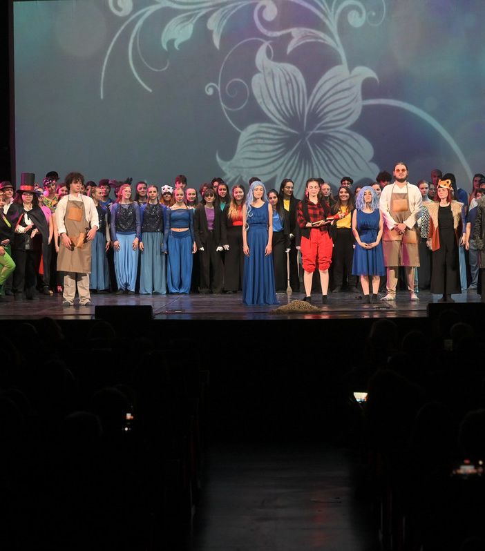 Il Musical di Acof conquista il teatro Sociale. 600 applausi ai ragazzi del liceo scienze umane