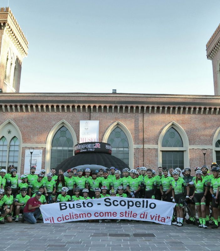 Busto-Scopello, ali di folla per i ciclisti bustesi che hanno pedalato per cento chilometri