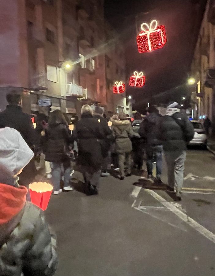 LA FOTO. La fiaccolata e quella luce tra le mani dei bambini