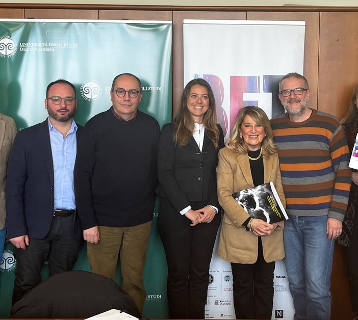Da sinistra: Danjel Delishi e Alberto Scalera di Social Libreria, l’assessore Enzo La Forgia, Francesca Strazzi, Giovanna Brebbia, Mauro Gervasini, Stefania Barile