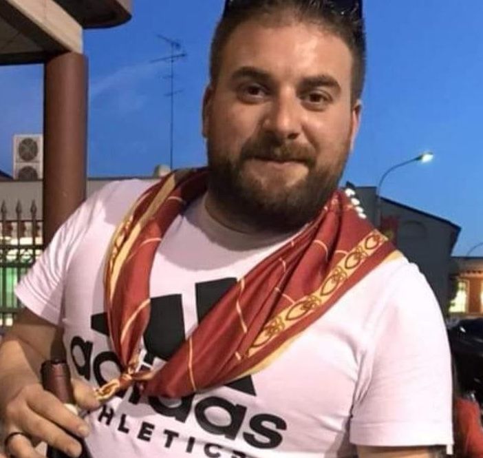 Giuseppe Buccheri con al collo la sciarpa e i colori di Legnarello (foto di Pasquale Fulgido)