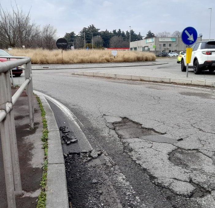 Una delle tante buche che si incontrano procedendo sul Sempione, verso Gallarate