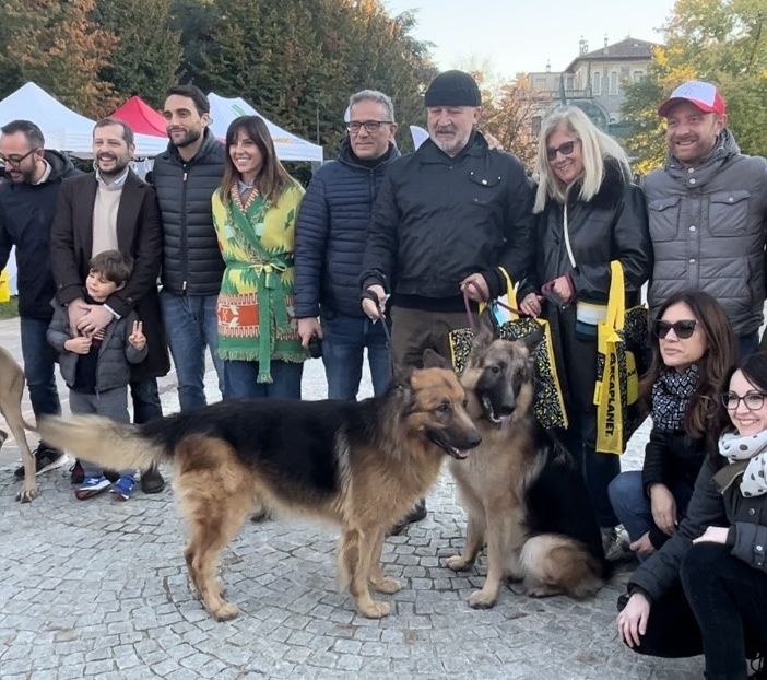 VIDEO. Con un... ululato in marcia quasi 150 cani con le loro famiglie