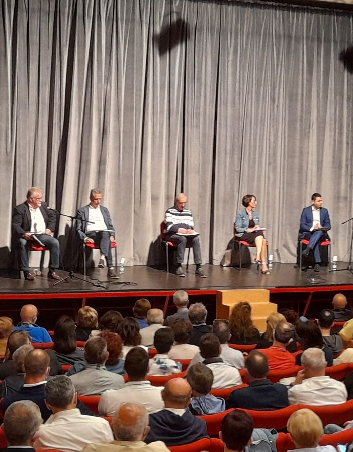 Platea numerosa e attenta per i candidati sindaco a Cassano Magnago