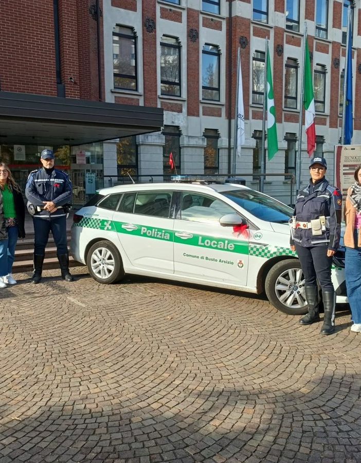 Nastrino rosso sulle pattuglie della polizia locale