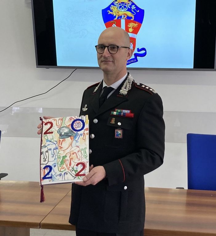 Presentato il calendario dei carabinieri 2022: è ispirato al regolamento dell'Arma. Carlo Lucarelli ne racconta le “storie”
