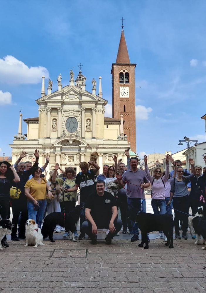 FOTO e VIDEO - A spasso per Busto: tante zampe fanno del bene. E Stefano Chiodaroli ulula