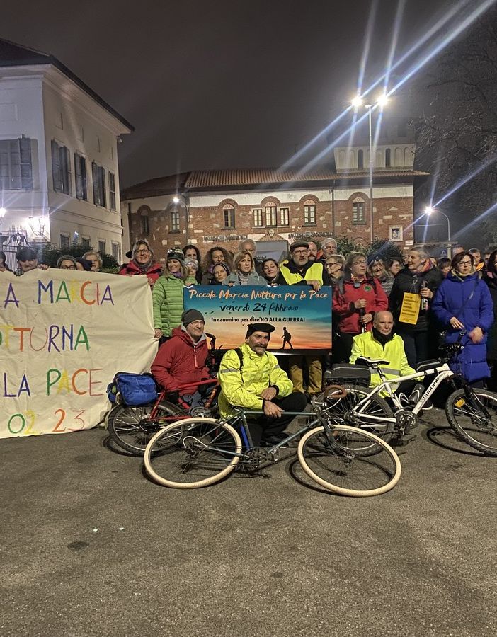 VIDEO E FOTO. La Valle Olona cammina nella notte per la pace: «Siamo accanto a chi vive nel buio della guerra»