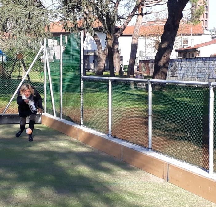 Il sindaco Mirella Cerini testa il nuovo campo da bocce al parco del Buon Gesù