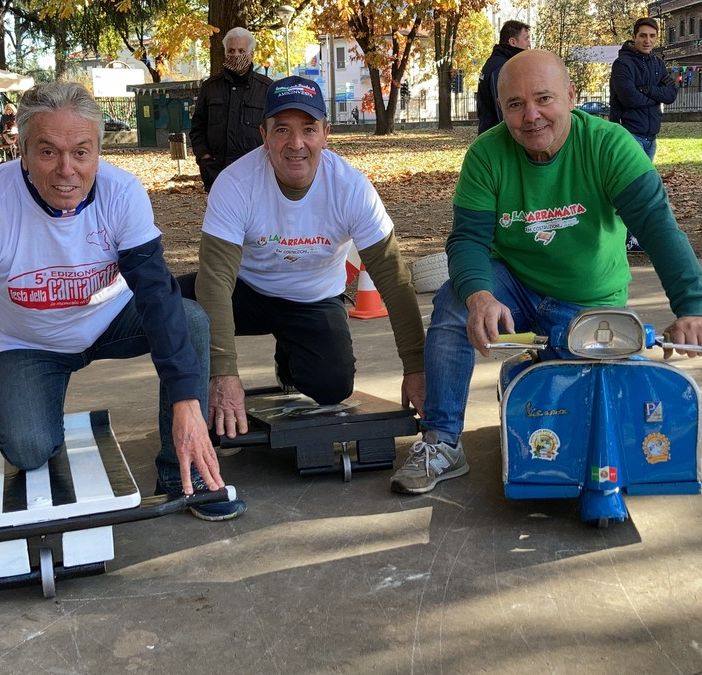Nunzio Cascino (con maglietta verde) prova la carramatta assieme agli amici promotori della festa
