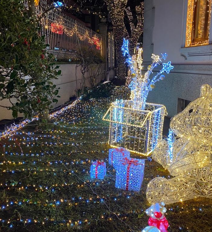 «Ooohhh!»: davanti alla Casa delle lucine anche i grandi tornano un po’ bambini