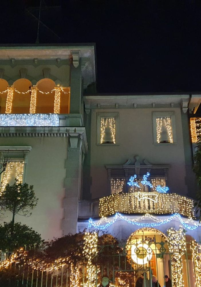 FOTO E VIDEO Si accende la “Casa delle lucine” di Busto. Una magia per grandi e piccini