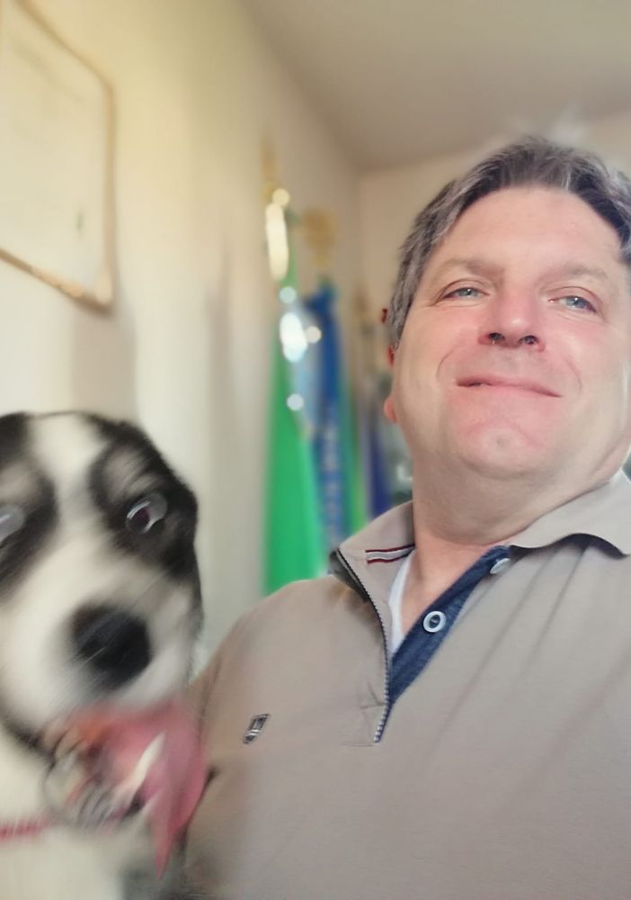 Il comandante Alfonso Castellone con l'husky portata in salvo dagli agenti di pattuglia