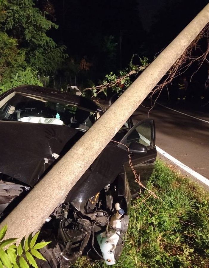 Castiglione Olona, auto si schianta contro un palo. Tre giovani coinvolti