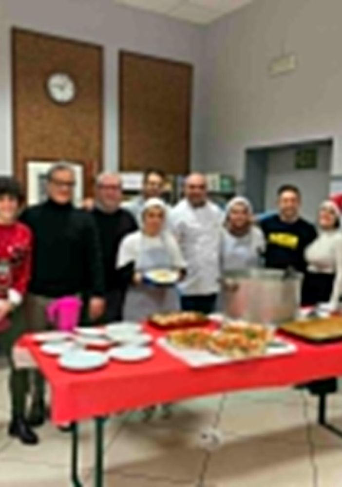 La cena per i senzatetto di Santo Stefano: «Tutti hanno diritto di vivere dei momenti felici»