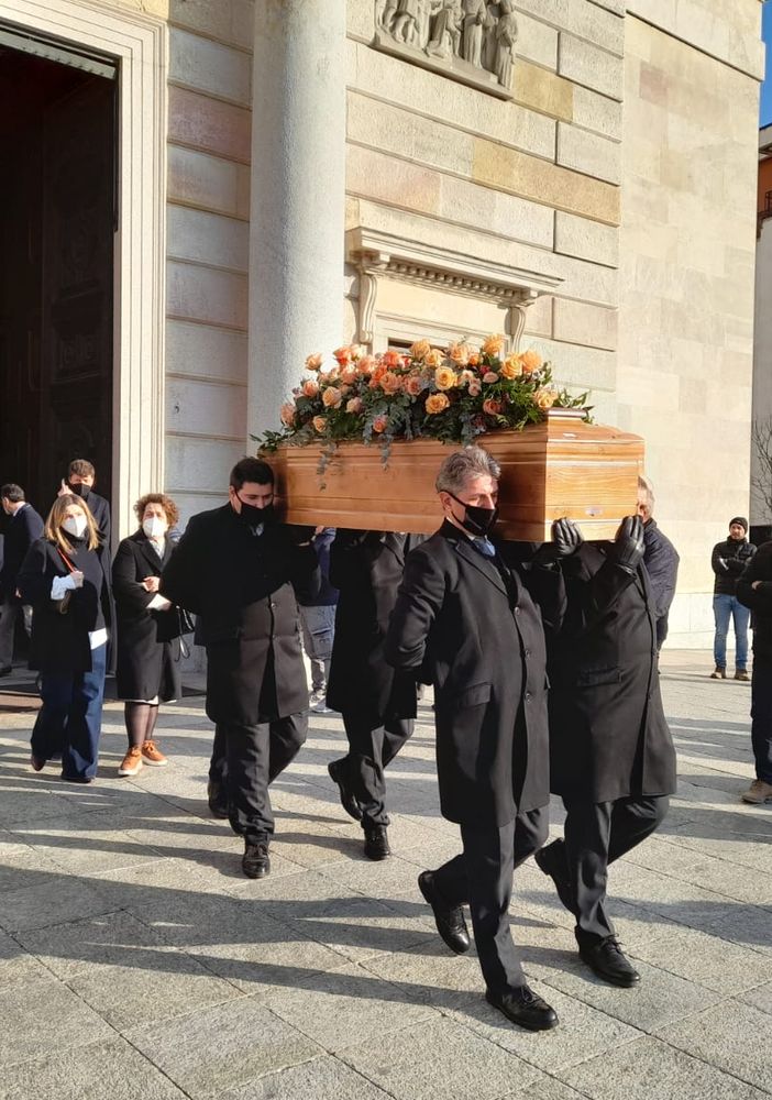 Il feretro di Alessandro Centinaio esce dalla basilica di Santa Maria Assunta