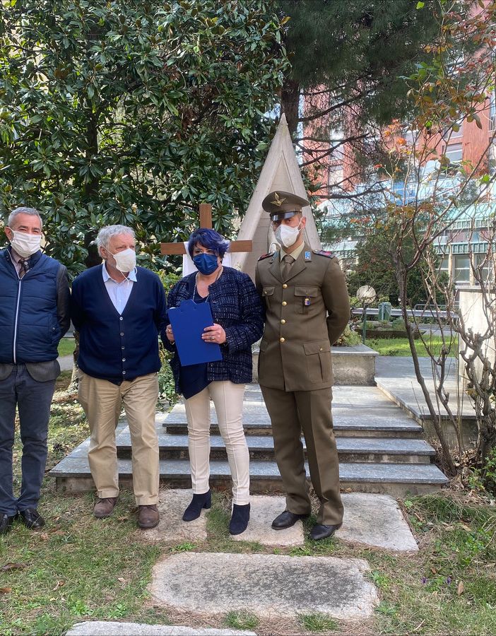 Commemorazione delle vittime Covid in ospedale a Busto. «Ci portiamo dietro il loro vissuto, non lo dimenticheremo mai»