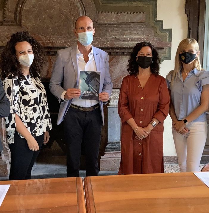 La vetrina dei commercianti di Busto: 25 attività si raccontano in un libro