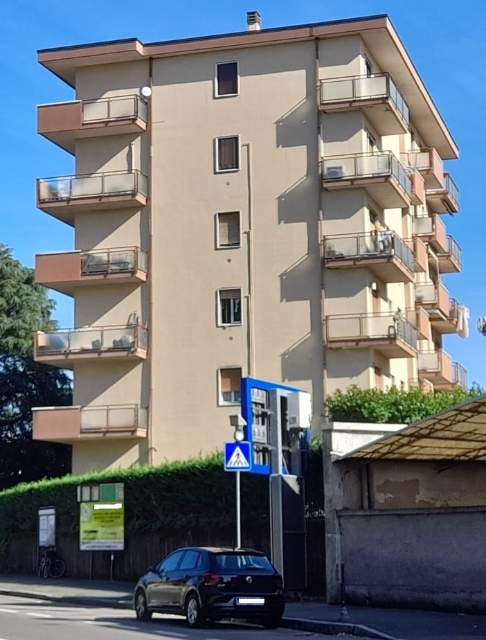Il condominio in cui vivevano Renato Oggioni e Carla Marmonti