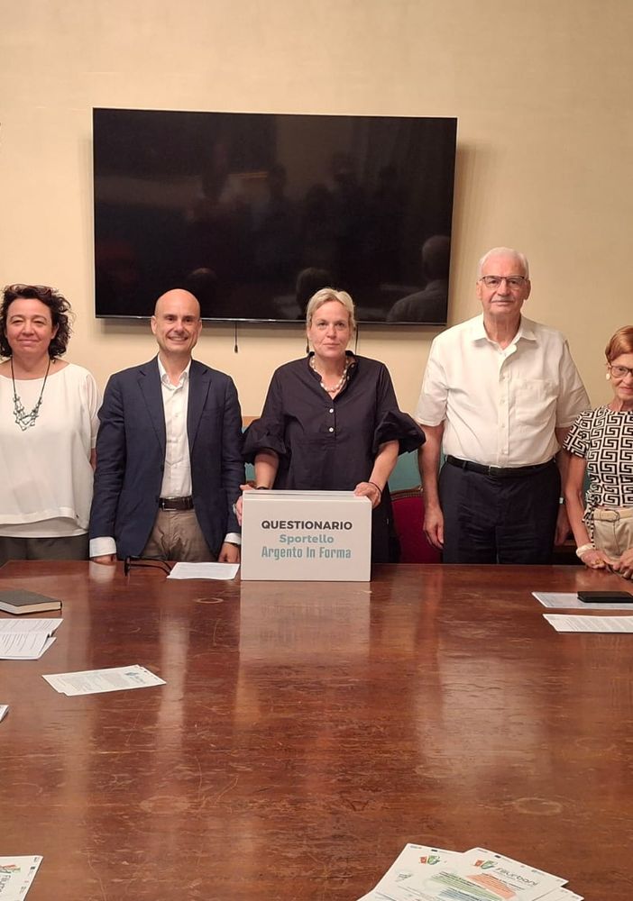 La presentazione del questionario, in Comune. Fra le mani dell'assessore Paola Reguzzoni, uno dei contenitori per la raccolta dei plichi compilati