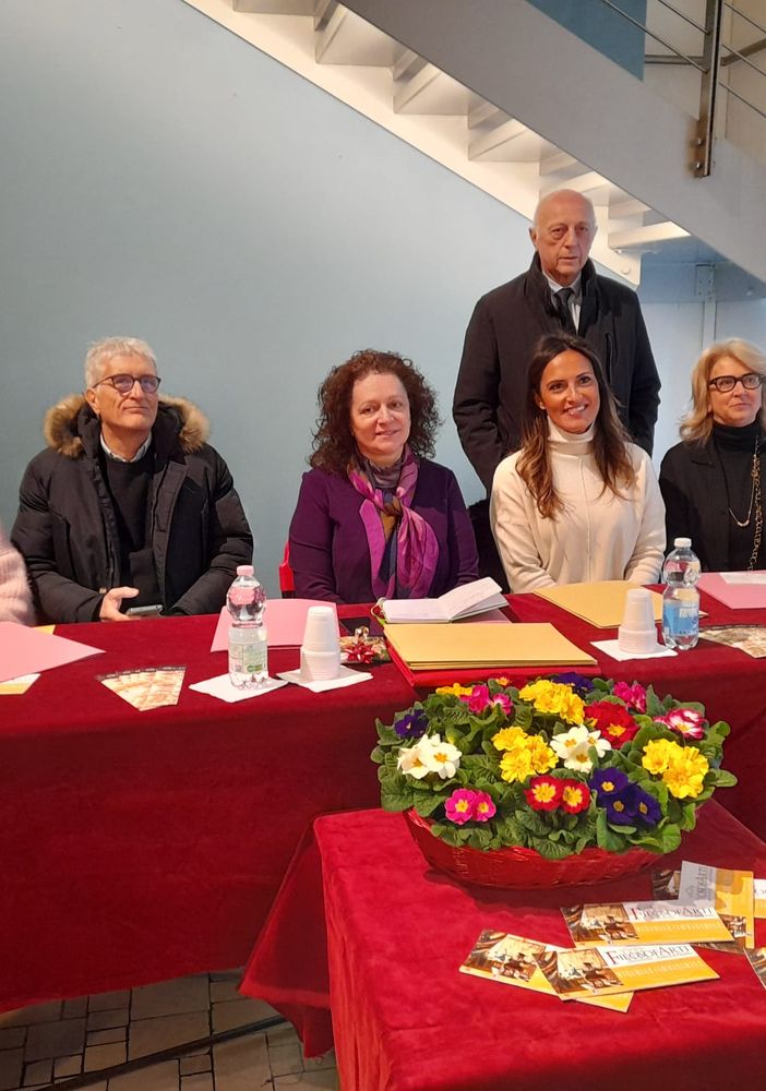 La conferenza stampa dell’edizione 2024 di Filosofarti. Da sinistra Maura Orlando (comune di Samarate), Giuseppe Blumetti (Besnate), Cristina Boracchi, Claudia Mazzetti, Elena Balconi e Carlo Massironi (Fondazione Cariplo, Fondazione comunitaria del varesotto)