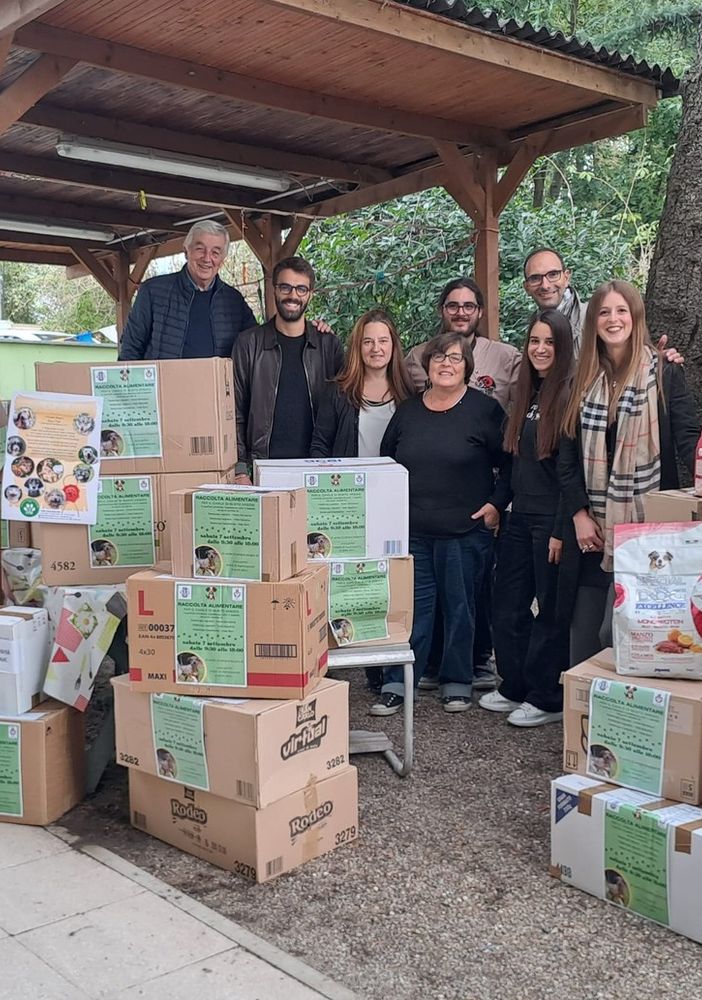 La consegna di cibo e prodotti per l'igiene al canile di Busto: raccolti ben oltre tre quintali