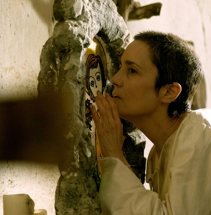 Coralina Cataldi Tassoni in Astrid’s Saints. Sotto, il regista Mariano Baino