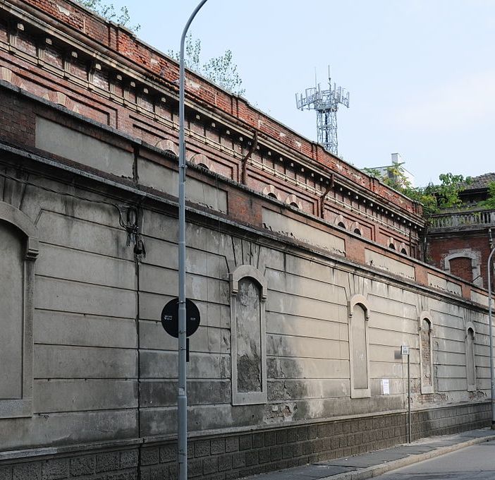 Cadono calcinacci dalla palazzina ex Bernocchi a Legnano. Corso Garibaldi rimane a due sensi di marcia