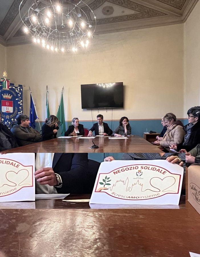 FOTO E VIDEO. A Busto lo shopping sarà un doppio affare: «Comprate in un nostro negozio e aiutate un'associazione»