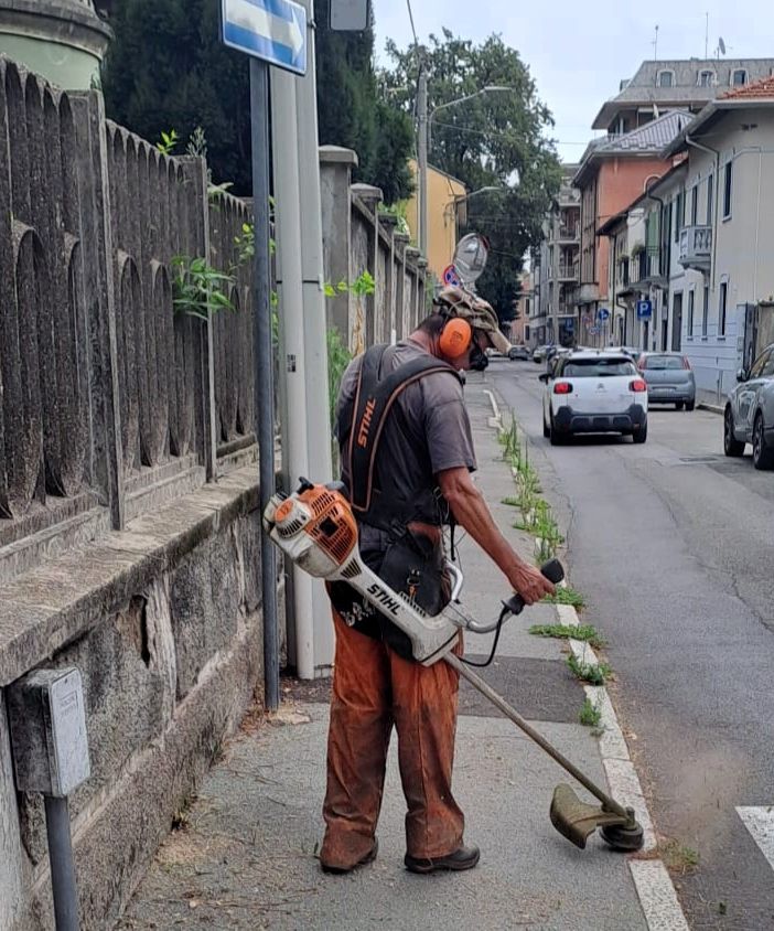 A Castellanza ripartono i lavori di diserbo di marciapiedi e strade