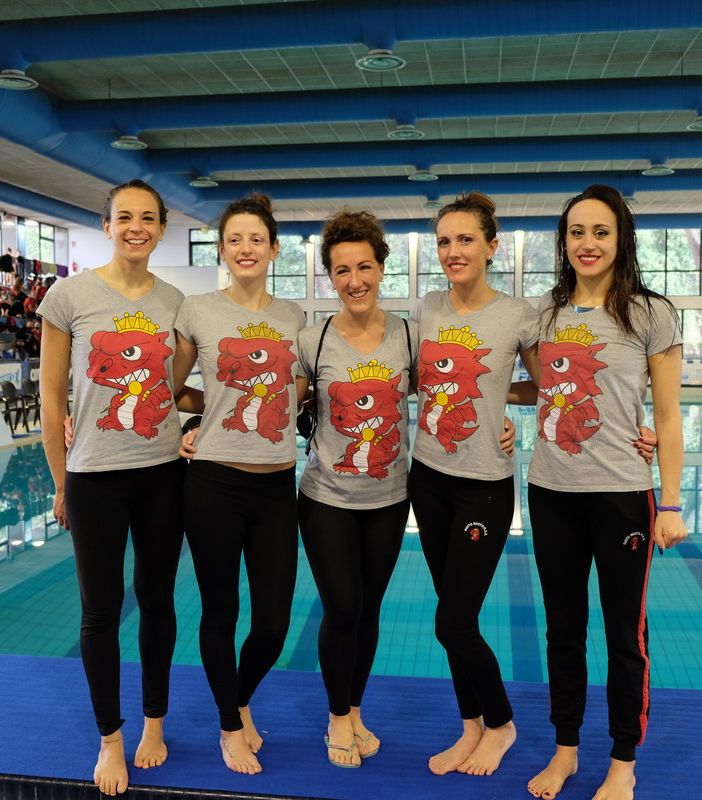 Le rappresentanti della Busto Nuoto al Campionato Nazionale invernale Master di Verona con l'allenatrice Chiara Vandone