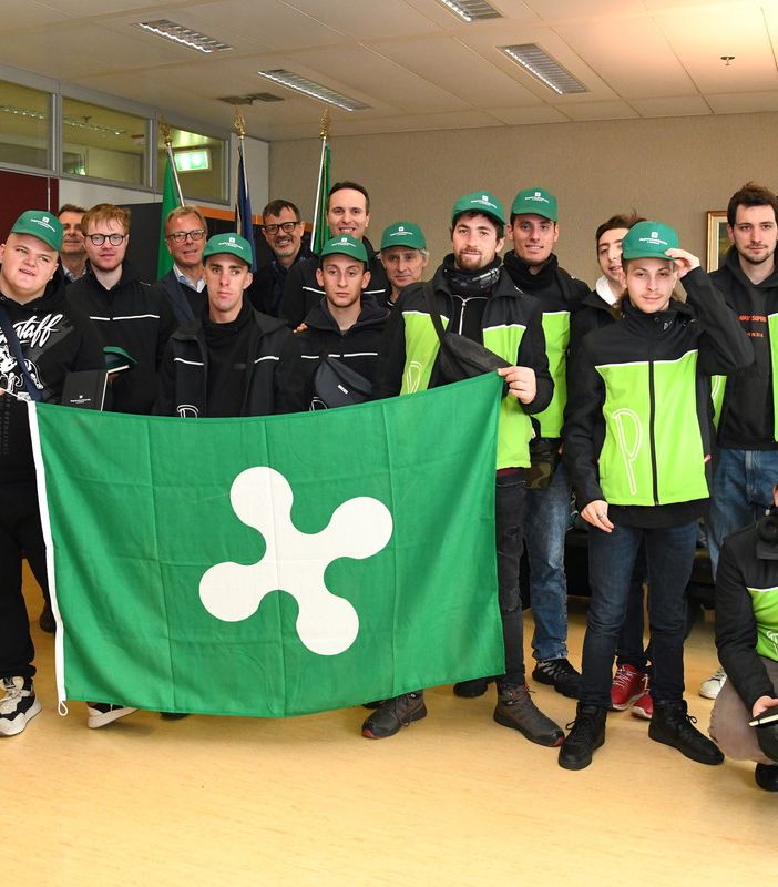 I ragazzi di Pappaluga in visita a Palazzo Pirelli ospiti del vicepresidente Giacomo Cosentino: con loro anche lo chef stellato Antonio Guida