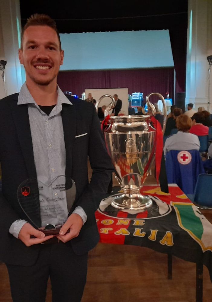 Davide Castiglioni, milanista doc 2023, con la targa e accanto alla coppa arrivata grazie all'Associazione Italiana Milan Club