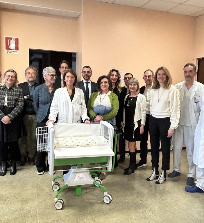 Otto culle, emozioni profonde: il dono di Roveda srl alla Pediatria di Busto
