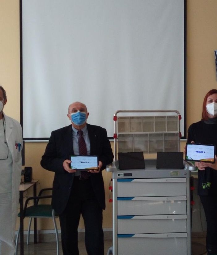 La consegna della donazione all'Ematologia di Busto