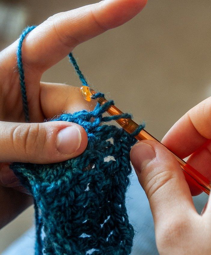 L'Aido pensa ai senzatetto: «Cerchiamo volontari per confezionare sciarpe e cappelli»