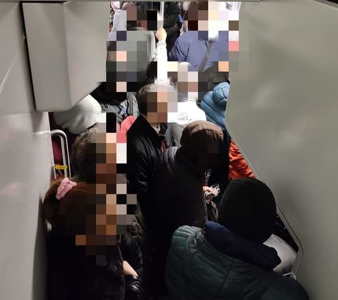 Persone accalcate sull'S5 ridotto a soli cinque vagoni