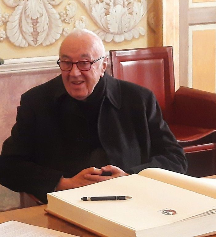 Castellanza celebra don Giuseppe Scattolin per i suoi 55 anni di sacerdozio, con la firma sul libro d’onore della città