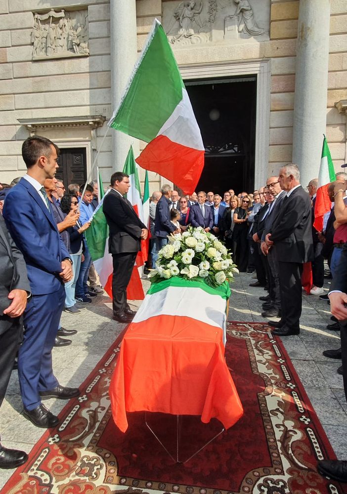 Una folla commossa per l’addio a Martignoni: «Politico del popolo e militante instancabile»