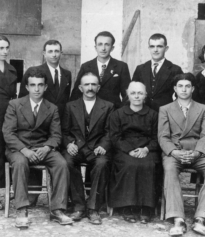 Destituito Mussolini, il 25 luglio 1943 la famiglia Cervi offrì, a Campegine, una pastasciutta alla popolazione. I sette fratelli Cervi furono fucilati nel dicembre successivo - Foto pagina Fb Museo Cervi