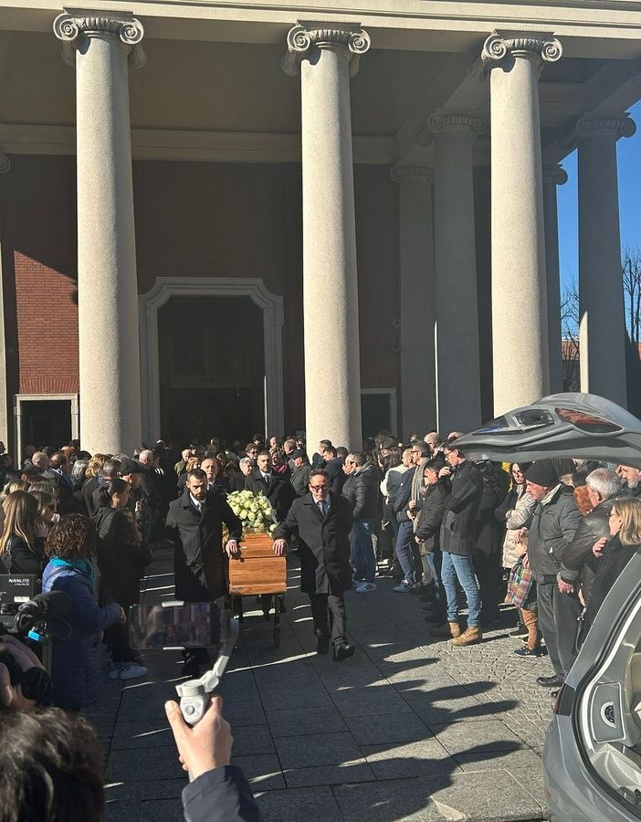 I tanti che hanno voluto salutare Andrea Bossi, affollando il sagrato della chiesa