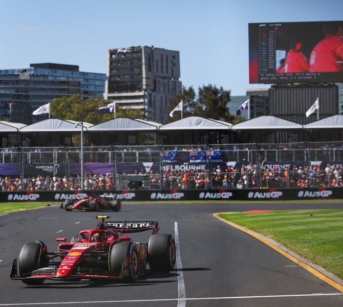Super Ferrari in Australia! È doppietta con Sainz e Leclerc
