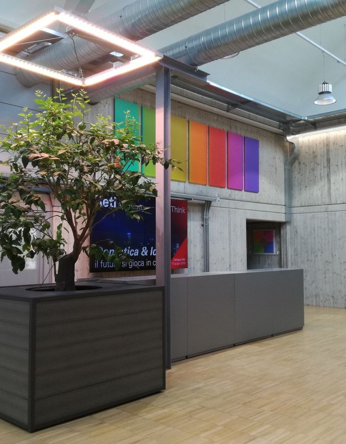 Un’ampia selezione delle 300 opere d’arte e di design in mostra all’interno dell’ex cotonificio Venzaghi