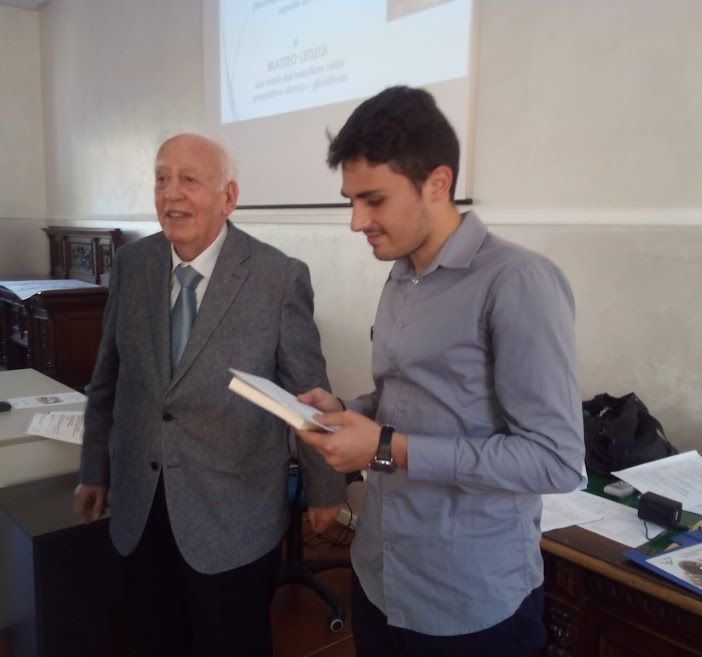 Franco Vitale premia uno studente