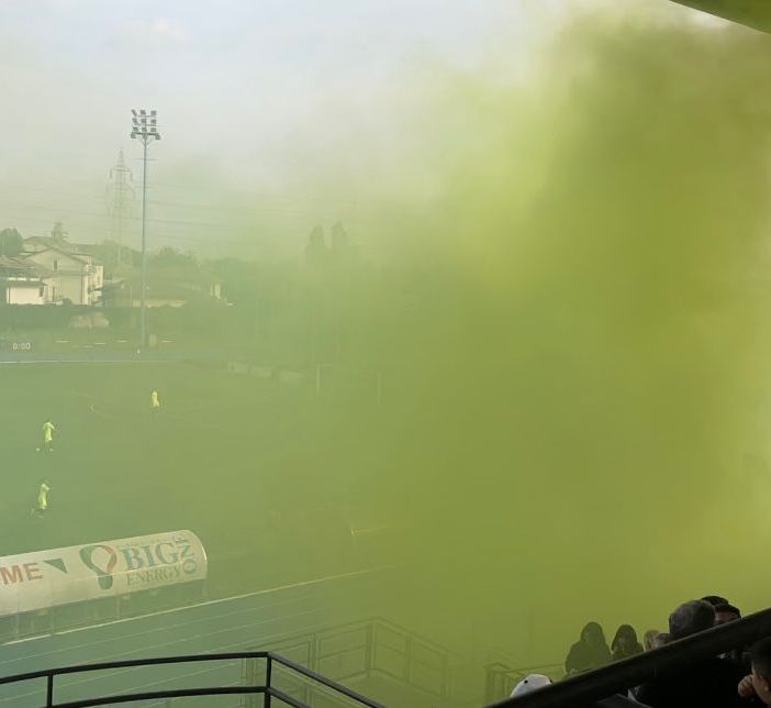 I fumogeni dal San Giuliano all'inizio della partita contro la Pro Patria - foto d'archivio