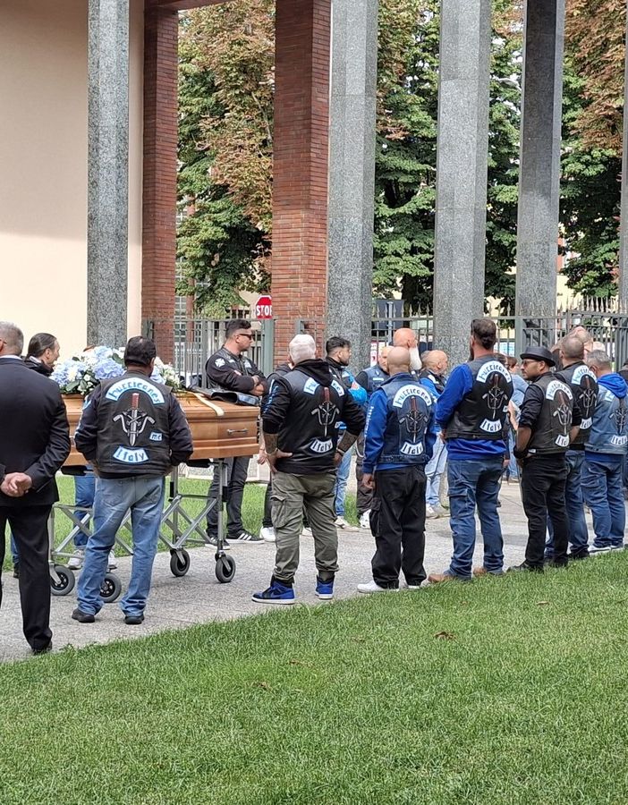Hurricanes schierati accanto al feretro per l'ultimo saluto a Giulio Borri