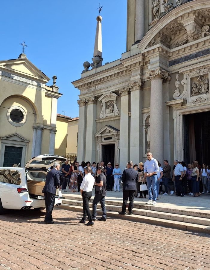 Il feretro nella piazza che Luca Torno ha contribuito tante volte ad affollare