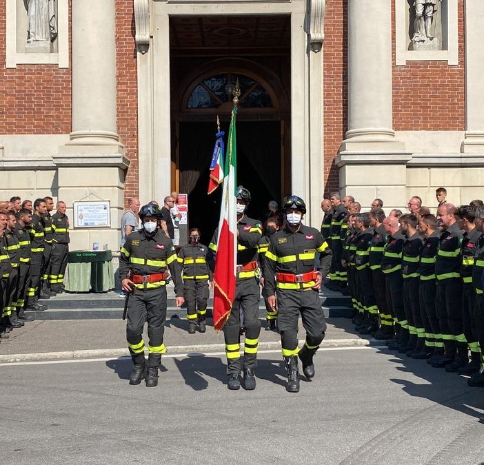 L’addio dei vigili del fuoco a Roberto Di Saverio: «Continuerai a svolgere la nostra missione da lassù»