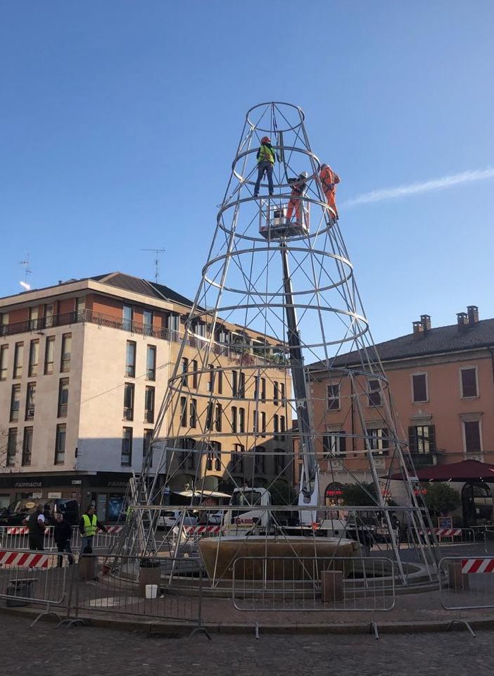 FOTO. Gallarate si prepara al Natale, torna la pista di ghiaccio attorno all'albero di luci