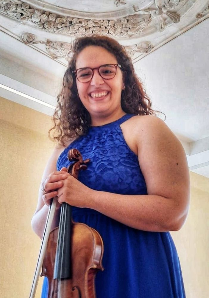 La violinista di Gallarate, Federica Gatti. Sotto, il maestro Davide Bontempo